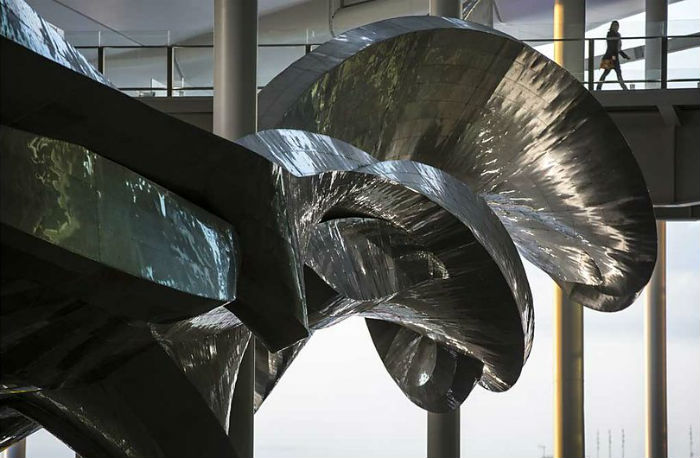 Гигантская подвесная скульптура Slipstream в лондонском аэропорту Хитроу.