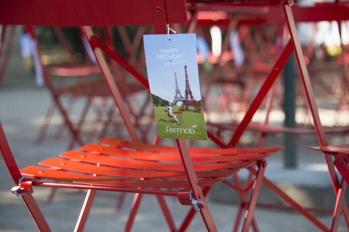 Эйфелева башня из складных стульев - оригинальная инсталляция в Париже