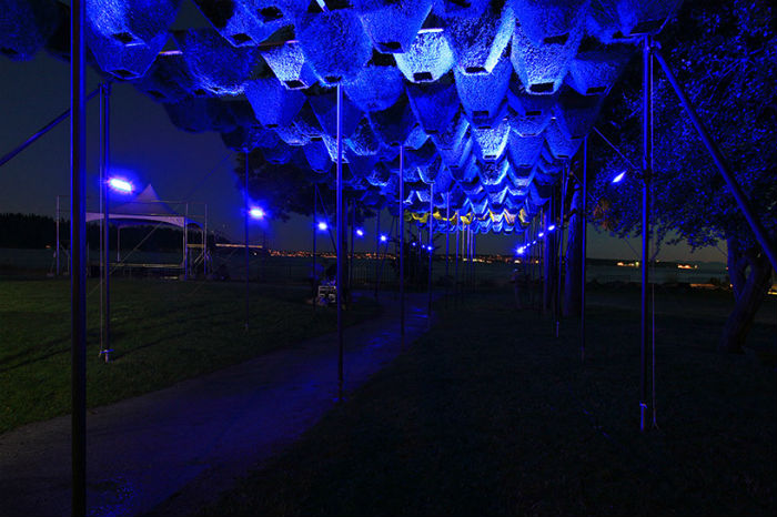 С наступлением темноты инсталляция озаряется огнями - включается встроенная иллюминация