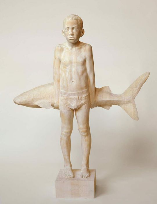 Мальчик с рыбой скульптора Mario Dilitz 
