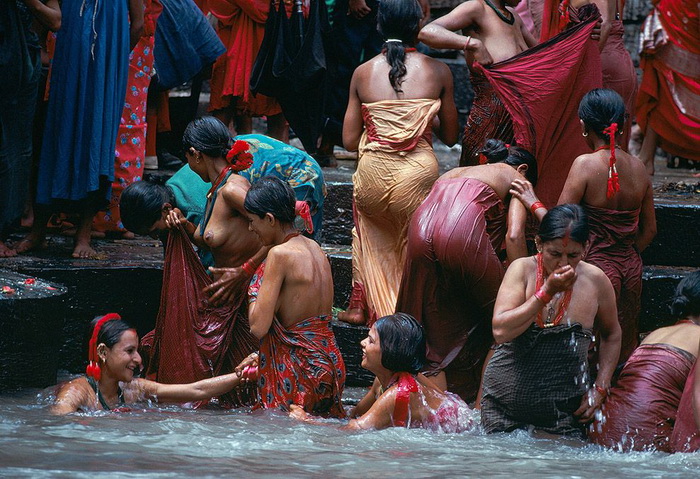 Купающиеся женщины Непала