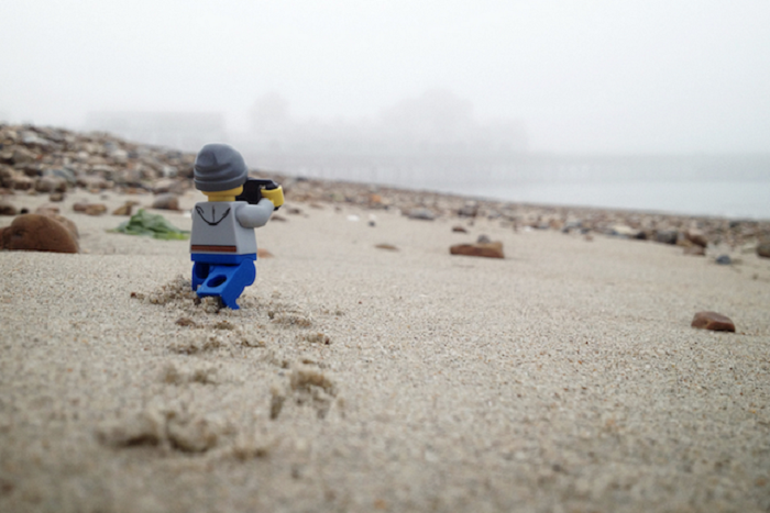 Legographer на морском берегу
