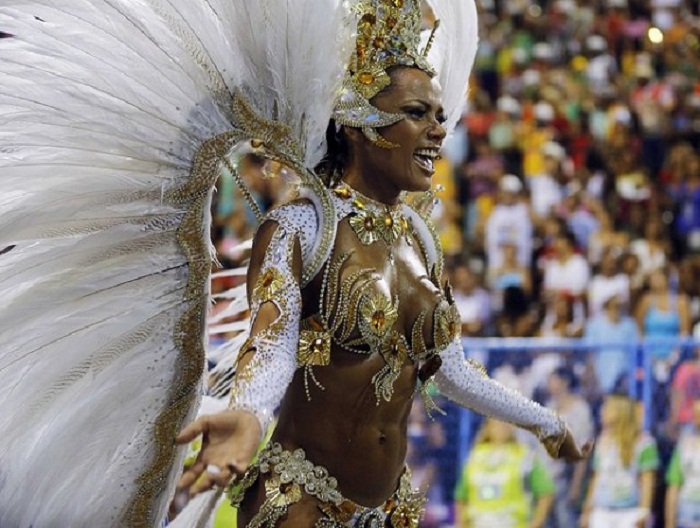 Порно видео трахают ведущую бразильского карнавала