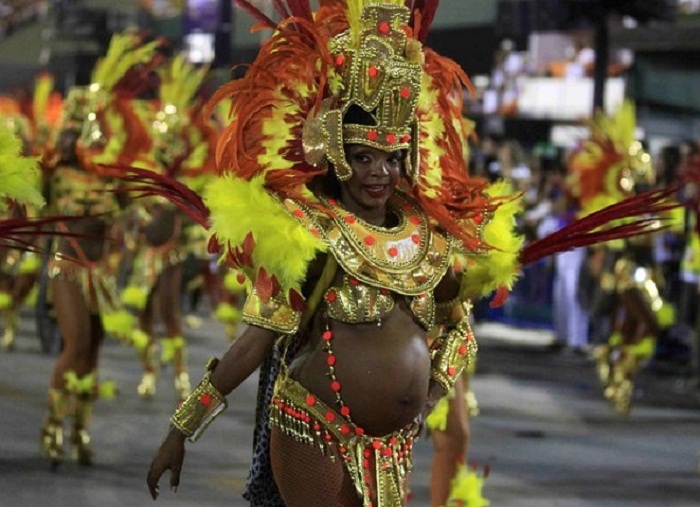 Беременная участница карнавала