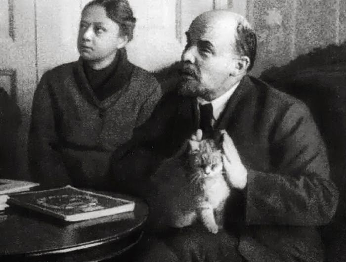 Ленин с кошкой