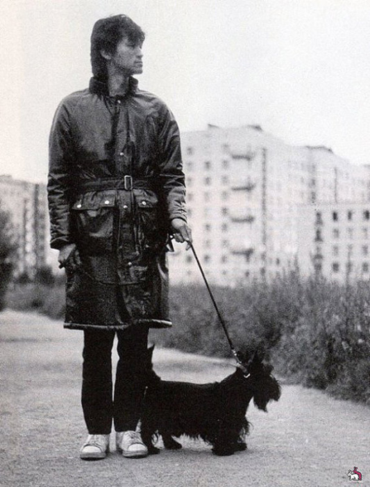Виктор Цой с собакой на прогулке, сентябрь 1985 года