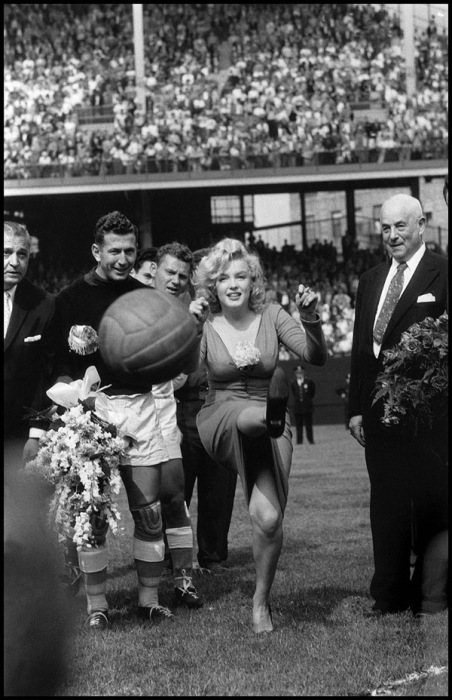 Мэрилин Монро открывает футбольный матч США-Израиль, Нью-Йорк, 1959 год