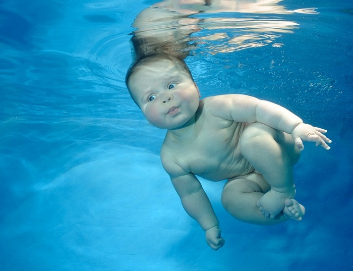 Фотографии плавающих младенцев