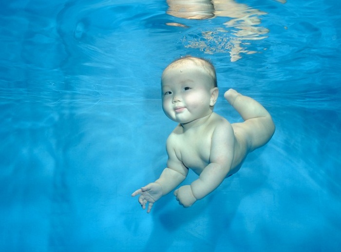Младенцы в бассейне