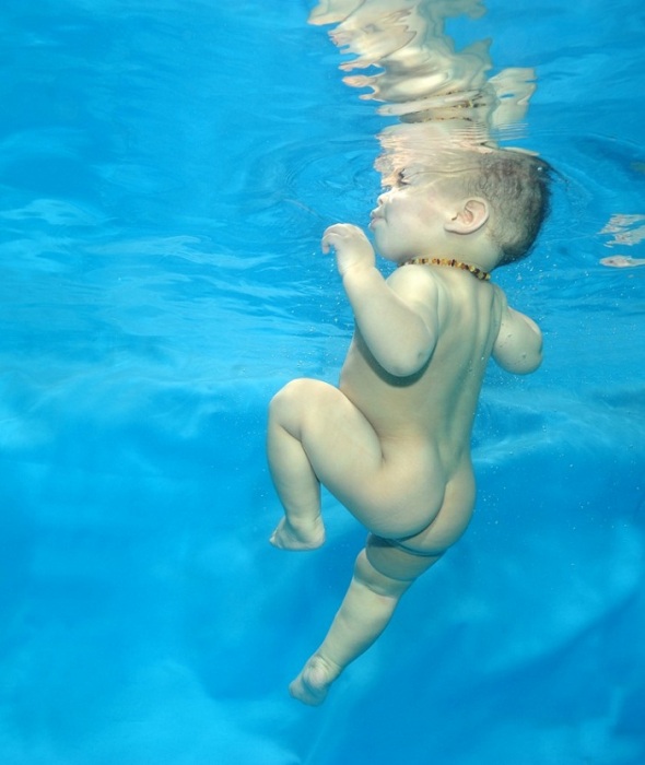 Младенцы учатся плавать