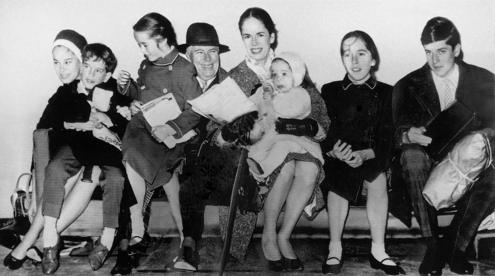 Чарли Чаплин с женой и детьми.