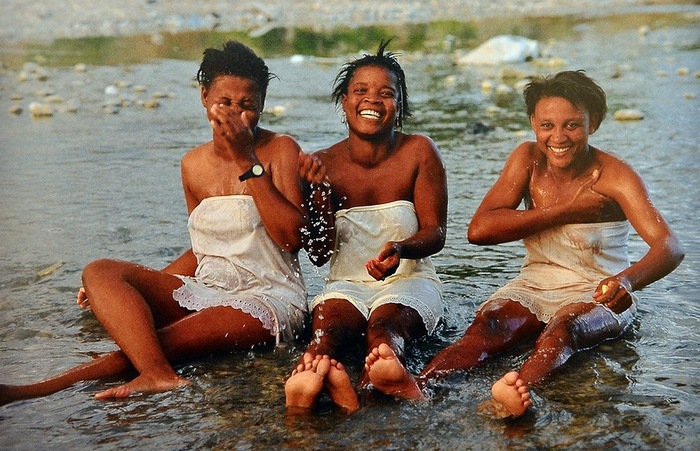 Сельские гаитянские девушки.