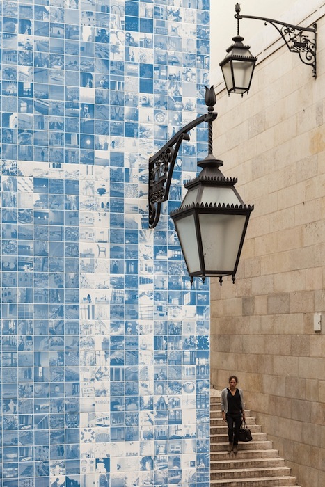 Изображения скомпонованы таким образом, что вместе они воспроизводят в бело-голубых тонах фасад здания