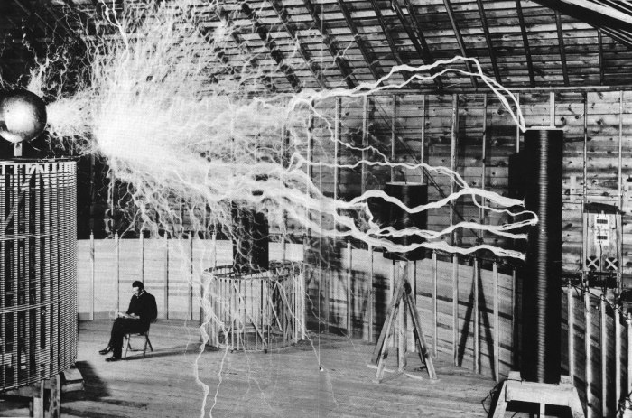 Никола Тесла в своей лаборатории