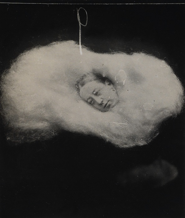 Портрет женщины в облаке эктоплазмы