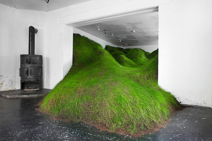 Зеленые холмы в одной из галерей Осло.