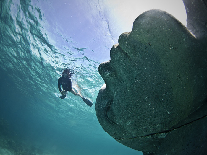 Уникальная подводная скульптура в виде девушки.