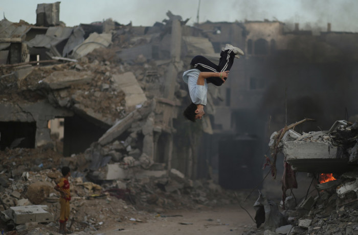 Акробатические трюки от мальчишек из Газа.