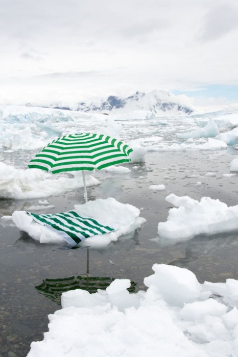 Пляжный зонтик на холодных антарктических берегах.