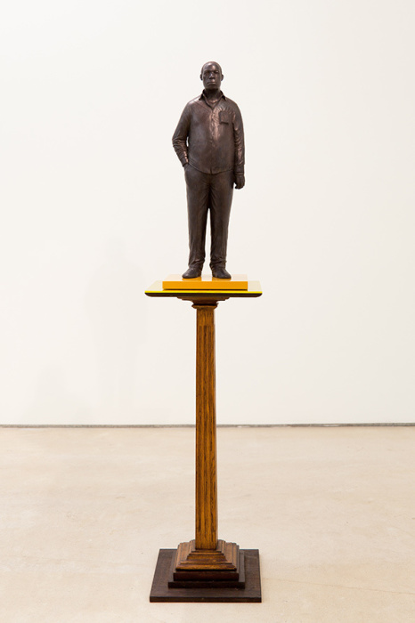 Скульптура обывателя из Брикстона от Тома Прайса (Tom Price). 