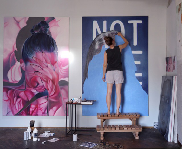 Художница Джен Манн (Jen Mann) работает на одной из своих гиперреалистичных картин.
