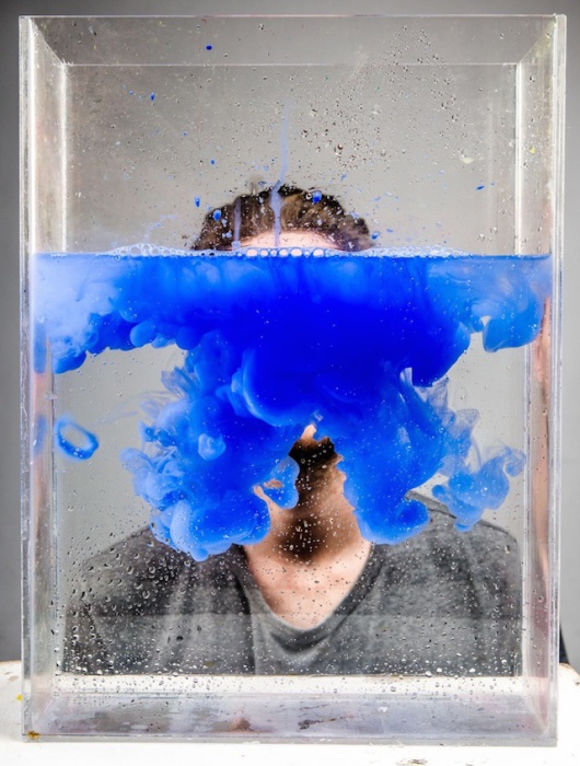 Необычные портреты людей, стоящих за прозрачной колбой воды с чернилами.