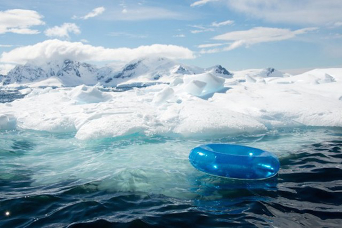 Надувные круги для плавания на берегах Антарктиды.