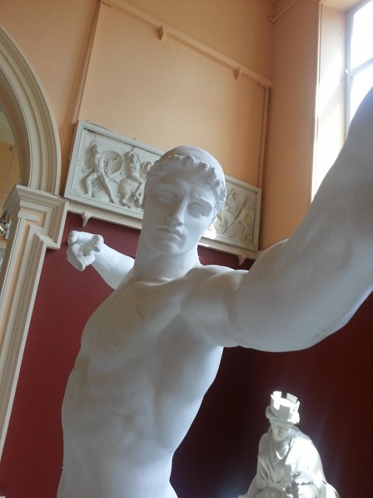 Снимки статуй, будто бы делающих selfie.