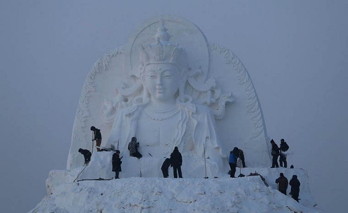 Гигантская снежная скульптура.