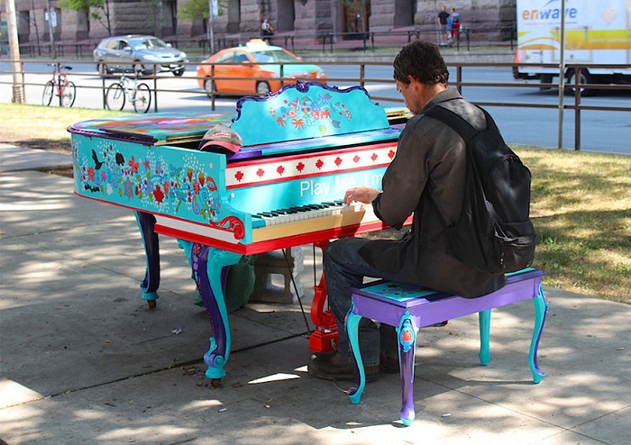 Пианино, стоящее в Торонто (Канада).