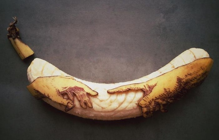 «Сотворение Адама» в банановой интерпретации.