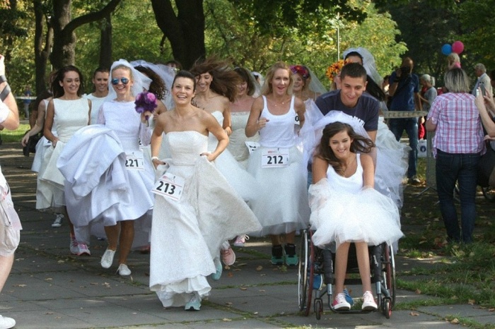 Девушка на инвалидной коляске тоже приняла участие в забеге невест.