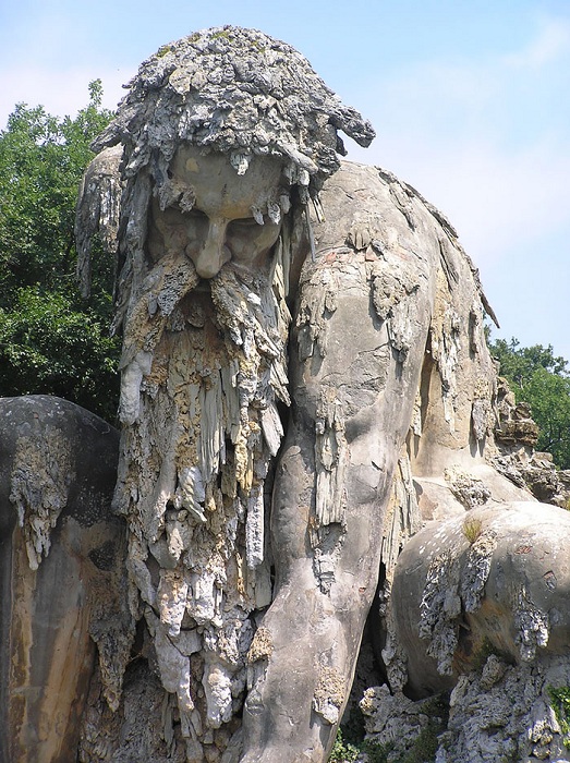 Великолепный скульптурный памятник, выполненный скульптором Джамболона.