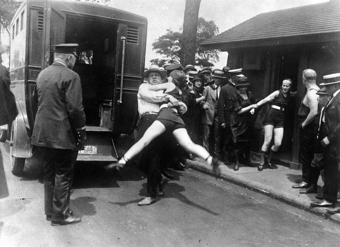 В начале 20 века девушек арестовывали за ношение коротких купальников.
