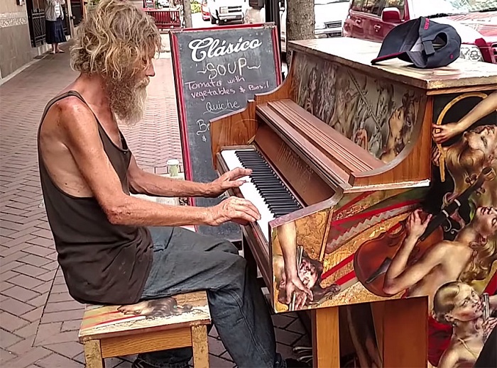 Бездомный Donald Guld не забыл навыки игры на пианино.