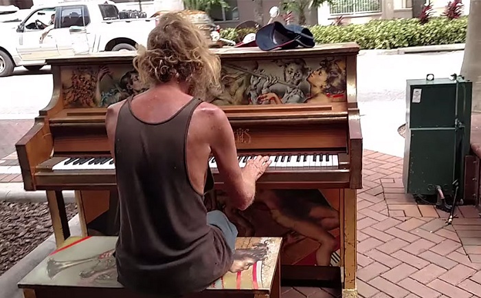 Игра на фортепиано: душевный порыв бездомного.