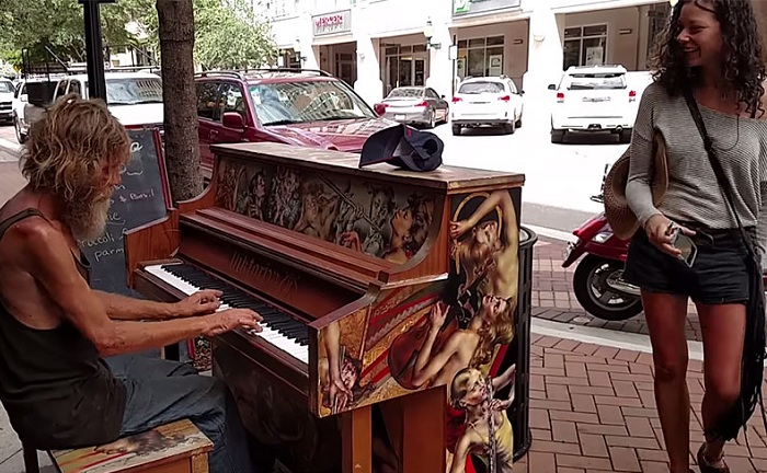 Бездомный играет на пианино.