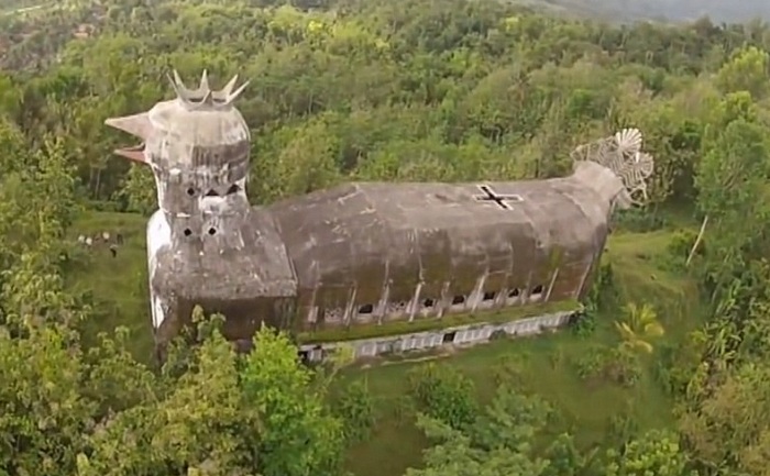 «Куриная церковь» - необычная достопримечательность в джунглях Индонезии.