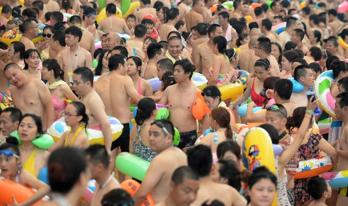 В бассейне с соленой водой ежегодно купается 1 000 000 китайцев.