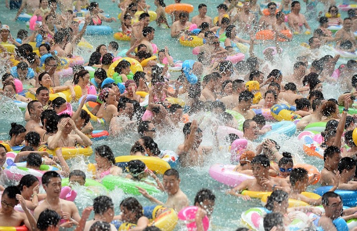 Тот факт, что китайцы купаются в бассейне только стоя, никого не смущает.