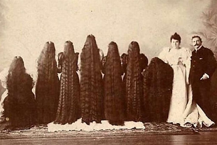 Общая длина волос семерых сестер составляла 11 метров.