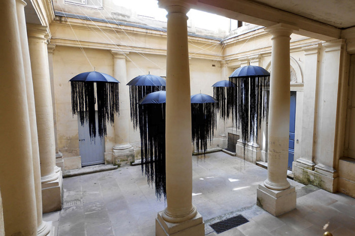 Инсталляция из черных зонтиков под названием «Медузы».