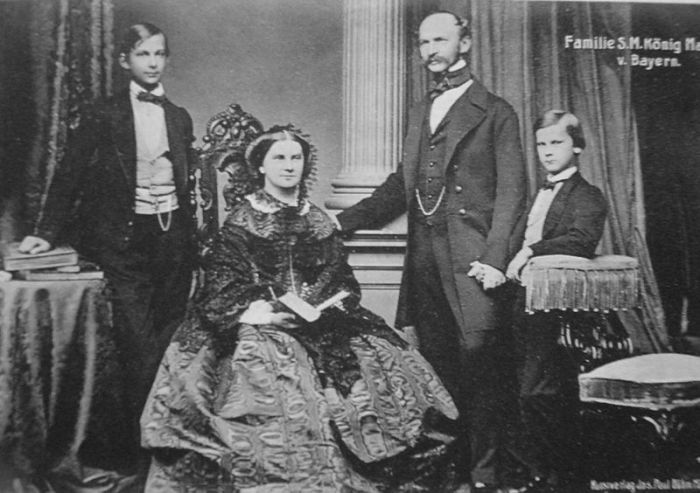 Кронпринц Баварии Людвиг II (слева) с его родителями и младшим братом Отто, 1860 год. | Фото: commons.wikimedia.org.