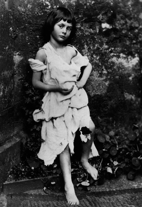 Алиса Лидделл в 7 лет, фото Льюиса Кэрролла, 1859 год. | Фото: fototelegraf.ru.