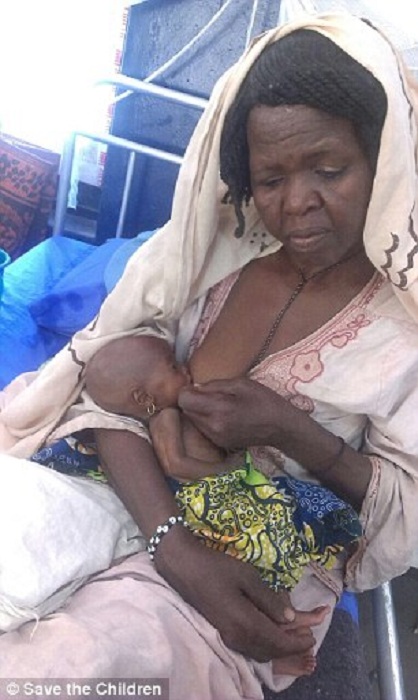 Aisha Modu кормит 2-месячную малышку грудью. | Фото: dailymail.co.uk.