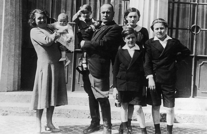 Бенито Муссолини с женой и 5-ю детьми. | Фото: italy4.me.