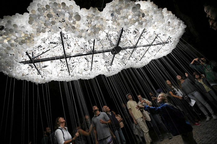 Канадский арт-проект – интерактивное облако, состоящее из шести тысяч лампочек.