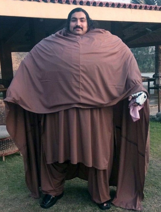 Человек ростом 190 см и весом 436 кг. | Фото: odditycentral.com.