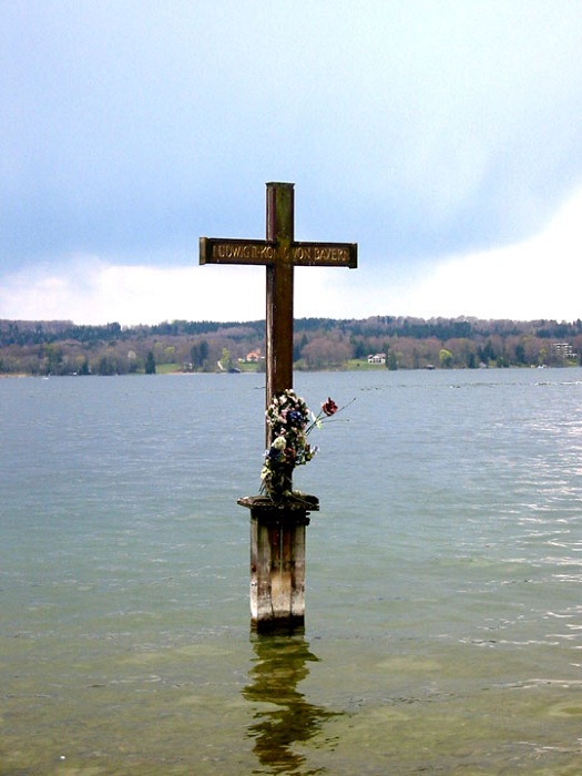Памятный крест на месте гибели короля на Штарнбергском озере. | Фото: ru.wikipedia.org.
