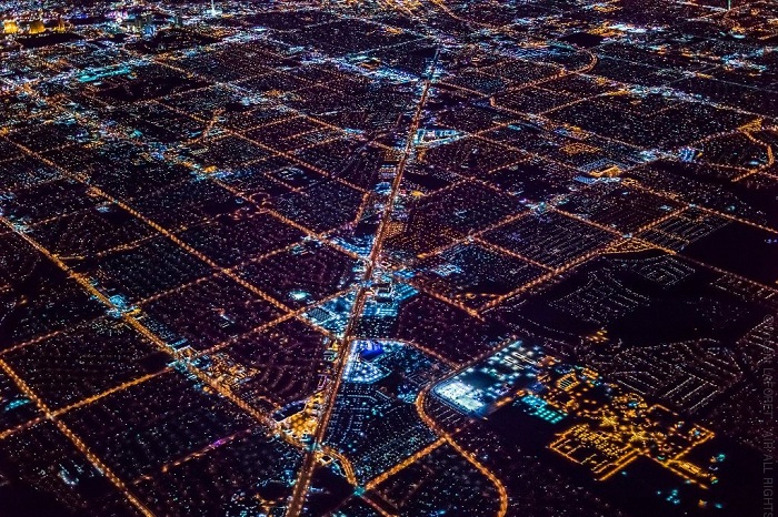 Снимок ночного города с высоты птичьего полета.